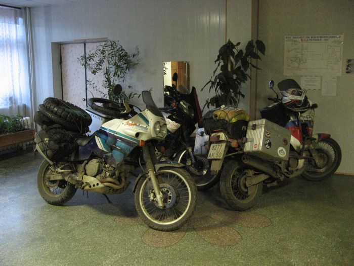 мотоциклы в холле гостиницы