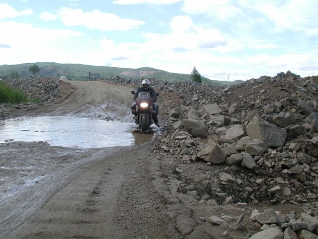 Дорога по укатанному с глиной скальнику после недавнего дождя.