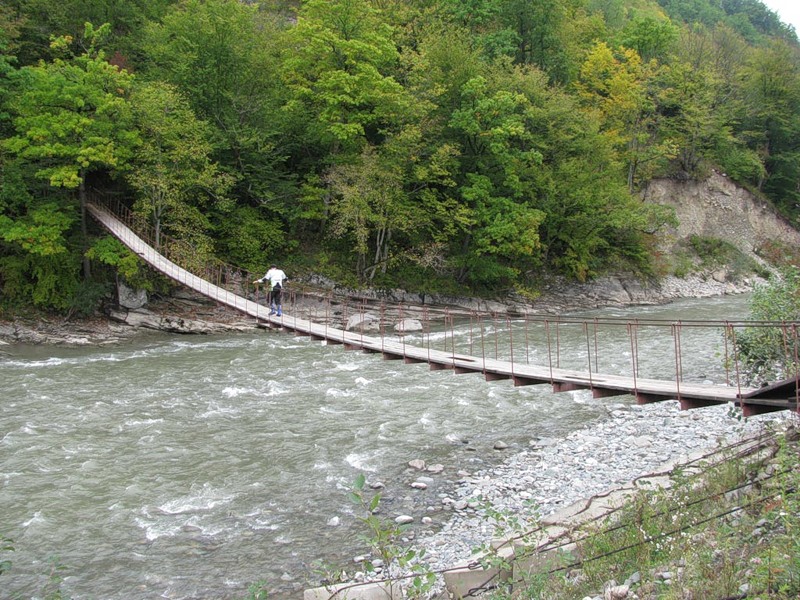навесной мост через горную реку