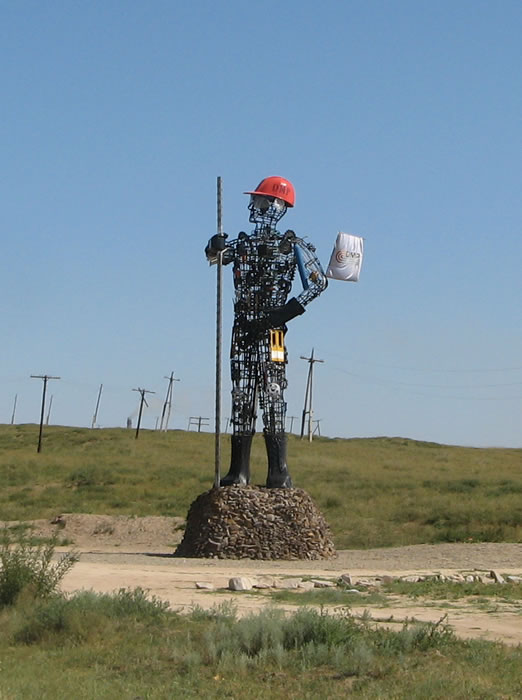 Статуя металлурга на выезде из Дархана, близ поворота на Эрдэнэт